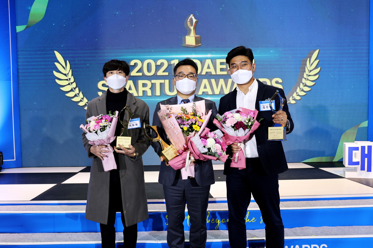 지난 9일 열린 대구 스타트업 어워즈에서 상을 받은 씨위드 이희재 대표(왼쪽부터), DGIST 산학연협력팀 김우현 팀장, 아임시스템 김진영 대표.[디지스트 제공]