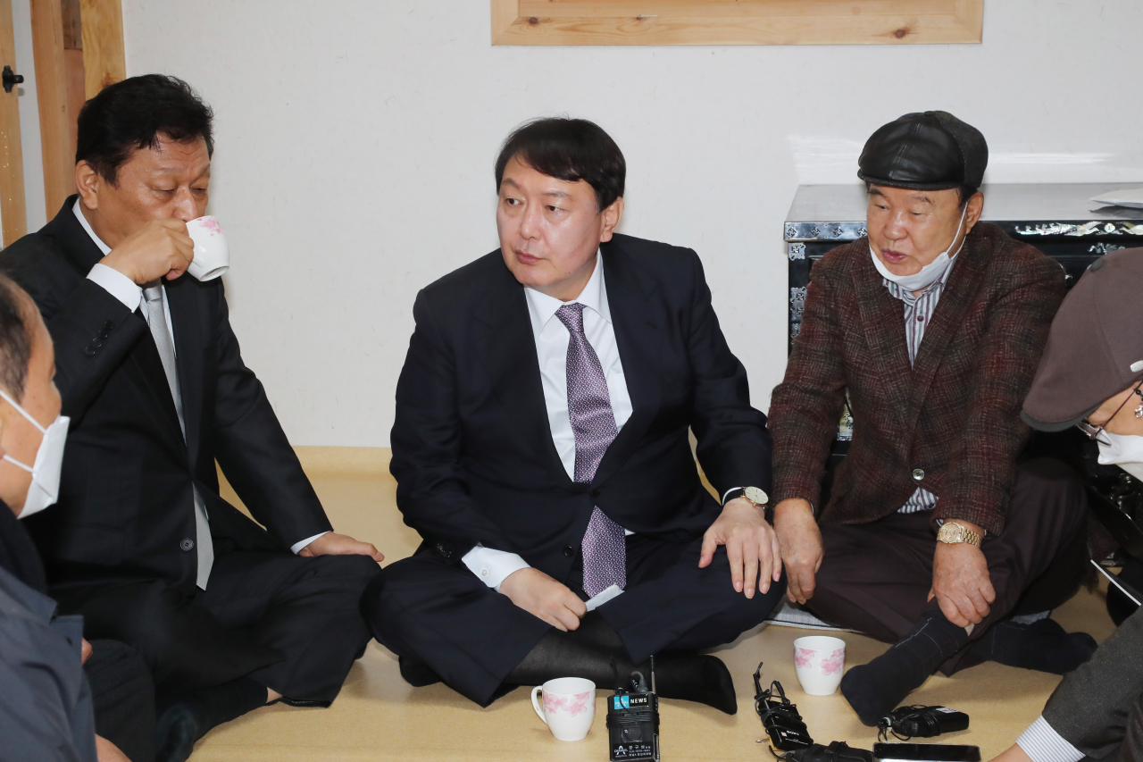 국민의힘 윤석열 대선 후보가 10일 오후 전남 화순 고(故) 홍남순 변호사 생가를 찾아 유족과 차를 마시며 대화하고 있다. [연합]