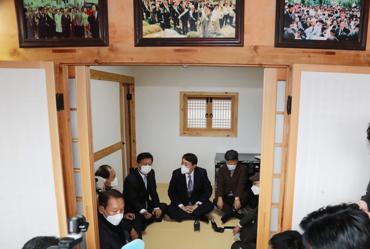 윤석열 국민의힘 대선후보가 10일 오후 전남 화순 고(故) 홍남순 변호사 생가를 찾아 유족과 차를 마시며 대화하고 있다. [연합]