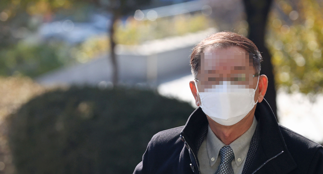 서울중앙지검 대장동 개발 의혹 사건 전담수사팀(팀장 김태훈)은 유동규 전 성남도시개발공사 기획본부장에 이어 공사 내 2인자로 ‘유투’라 불리던 조만간 유한기 씨를 피의자 신분으로 불러 조사한다는 방침이다. 지난달 유씨를 한 차례 참고인 신분으로 불러 조사했는데 그 뒤 시민단체의 고발로 피고발인 신분이 된 데다 대장동 개발을 둘러싼 각종 의혹과 무관하지 않은 것으로 검찰이 파악하고 있어 피의자 신분이 된 것으로 전해진다. 사진은 지난달 24일 유한기의 사퇴 압력과 관련 참고인 신분으로 검찰에 출석하는 전 성남도시개발공사 사장. [연합]