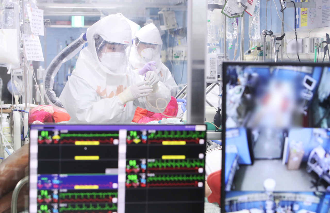 Health care workers in protective suits are photographed inside a COVID-19 ward at a hospital in Pyeongtaek, Gyeonggi Province, on Nov. 5. (Yonhap)