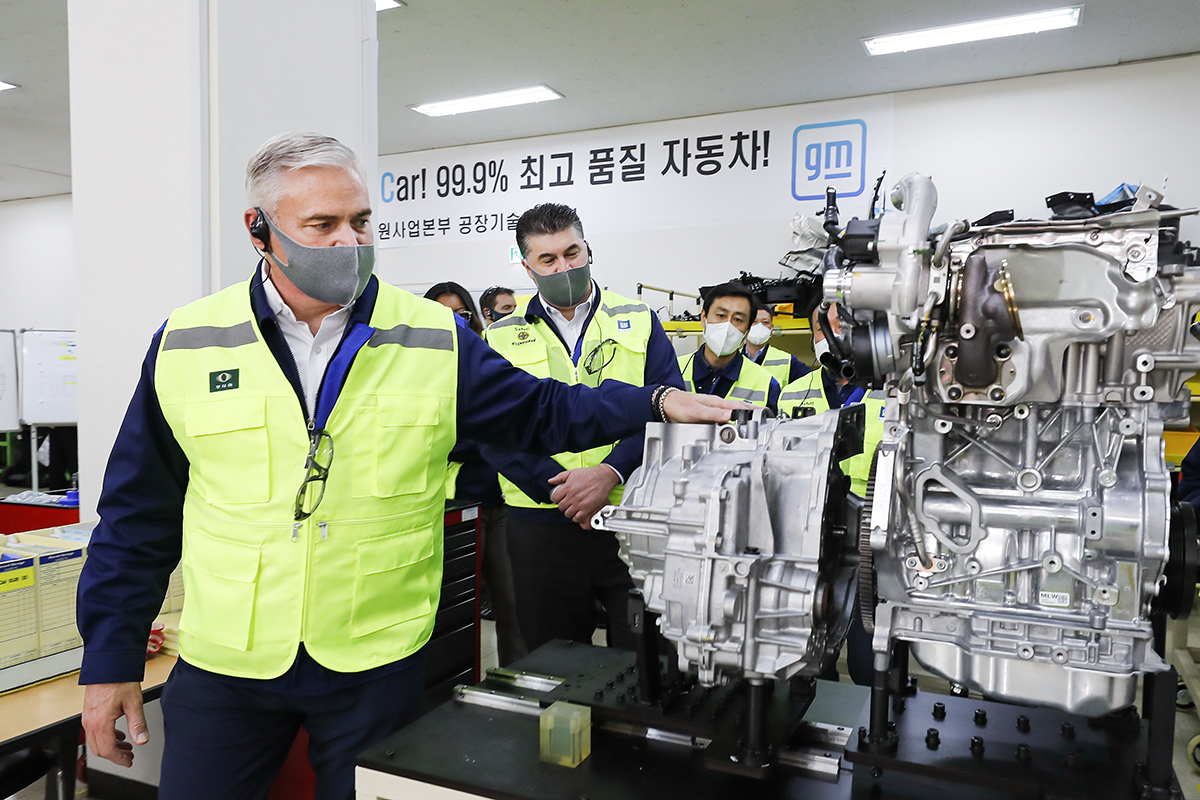 스티브 키퍼 GM 수석부사장 겸 해외사업부문 사장이 10일 한국지엠 창원공장을 방문해 카허 카젬 한국지엠 사장 등 임직원들과 함께 신축 도장공장 등 신규 설비에 대한 준비 상황을 살펴보고 있다. [한국지엠 제공]