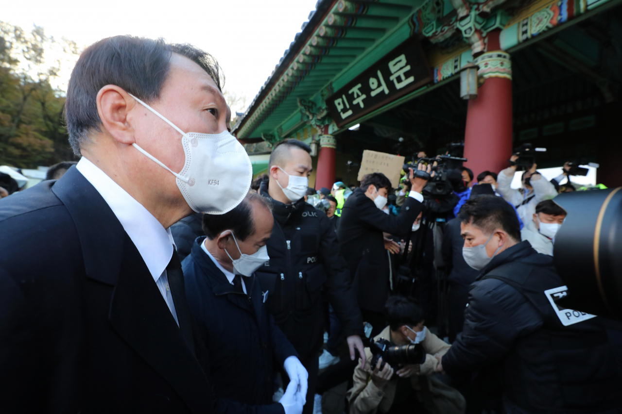 국민의힘 윤석열 대선후보가 10일 광주 북구 국립 5·18 민주묘지를 참배하기 위해 민주의 문 앞을 지나고 있다. [연합]
