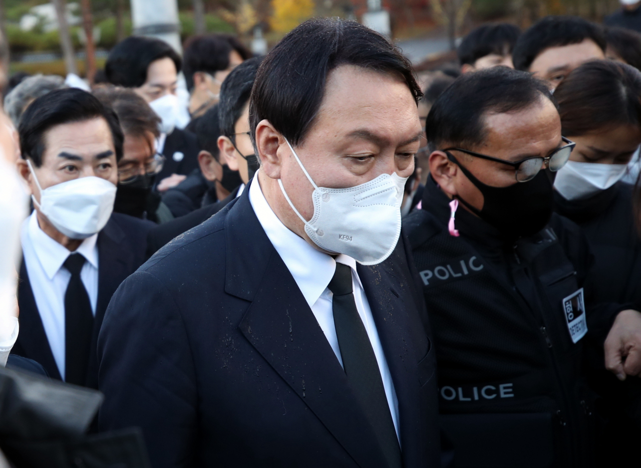 국민의힘 윤석열 대선후보가 10일 광주 북구 국립 5·18 민주묘지를 참배하고 있다. 윤 후보는 이날 5·18 민주묘지 추모탑에 헌화·분향하려 했으나 반대하는 시민들에 가로막혀 추모탑 입구에서 묵념으로 참배를 대신했다. [연합]