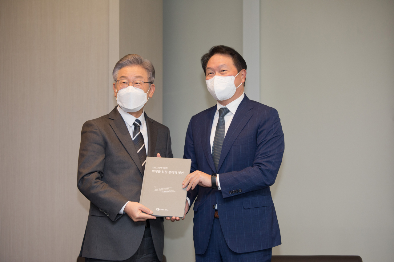 더불어민주당 이재명 대선 후보(왼쪽)이 10일 중구 세종대로 대한상공회의소에서 열린 기업인 간담회에서 최태원 대한상공회의소 회장으로부터 '미래를 위한 경제계 제언' 책자를 전달받고 있다. [연합]