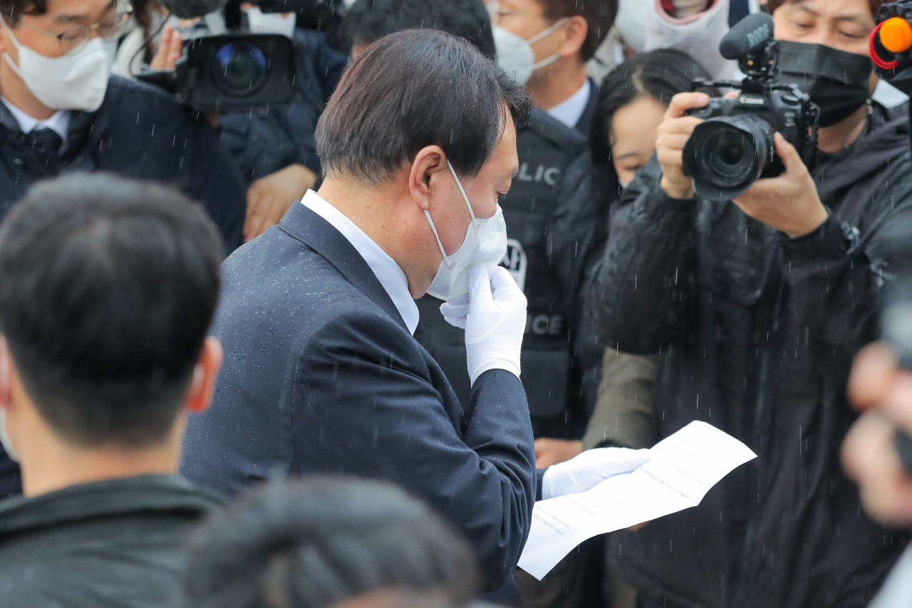 국민의힘 윤석열 대선후보가 10일 광주 북구 국립 5·18 민주묘지를 방문해 자신의 '전두환 옹호' 발언에 대해 사과하고 있다. 윤 후보는 이날 5·18 민주묘지 추모탑에 헌화·분향하려 했으나 반대하는 시민들에 가로막혀 추모탑 입구에서 묵념으로 참배를 대신했다. [연합]