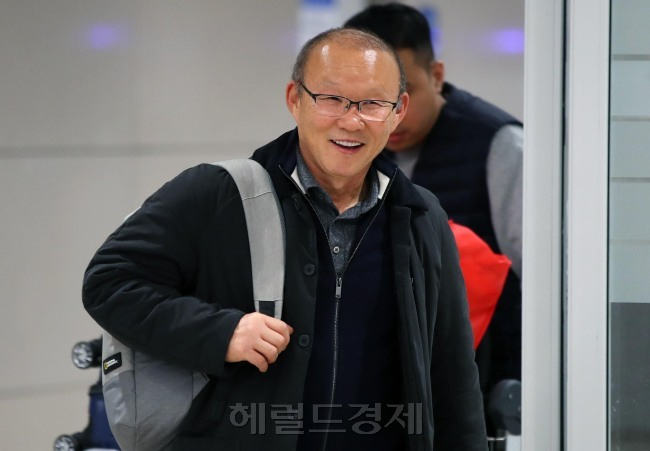 ‘매직’ 박항서, 베트남 5년 끝 “한국서는 감독 안 맡는다” 왜?