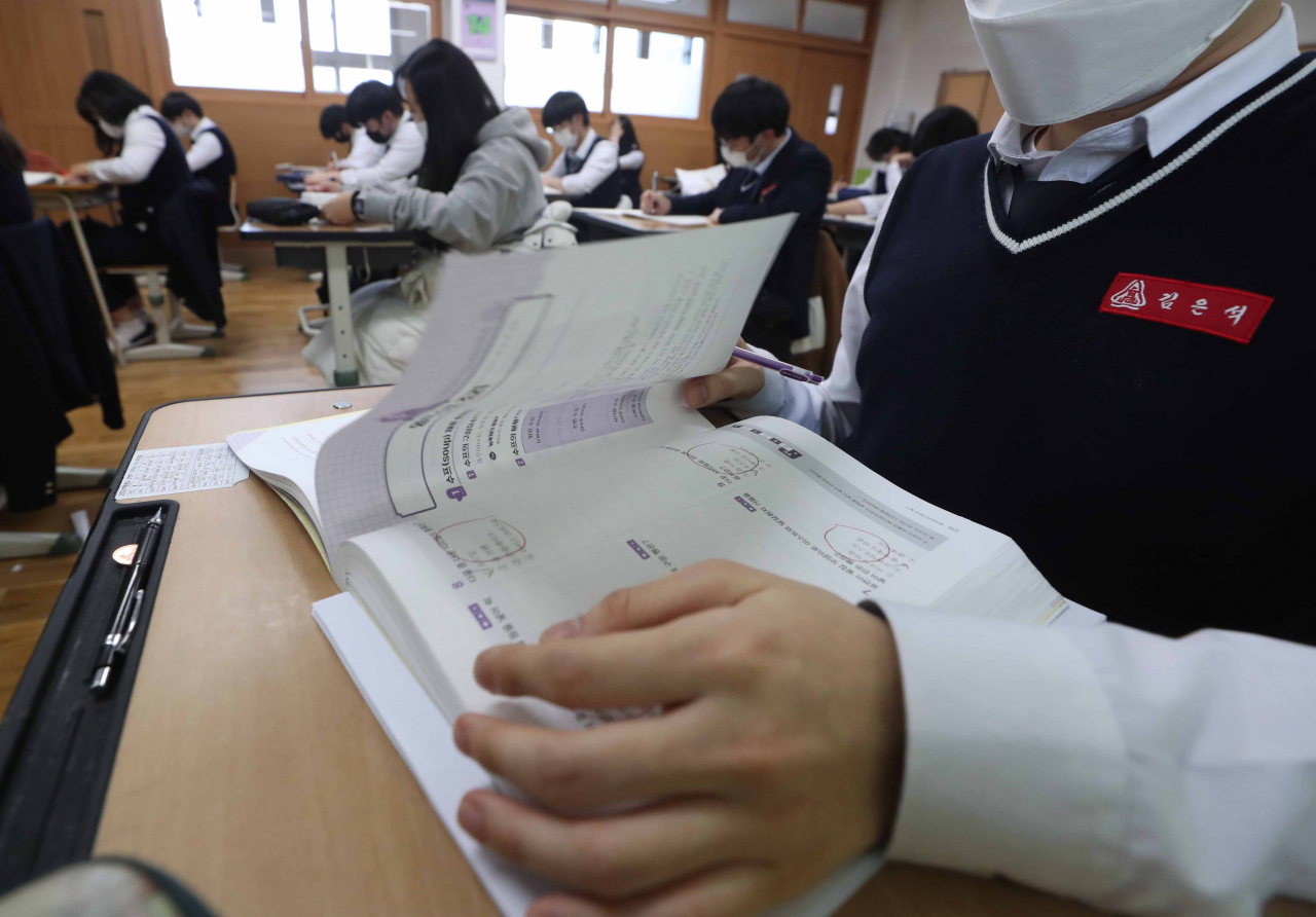 2022학년도 대학수학능력시험이 2주 앞으로 다가온 지난 4일 경남 창원시 마산합포구 교방동 합포고등학교에서 3학년생이 자율학습을 하고 있다. [연합]