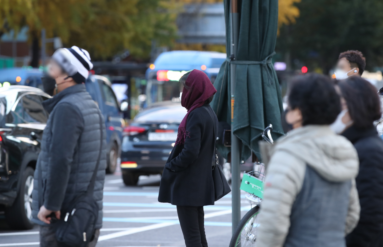 겨울옷을 입은 시민들 [연합]