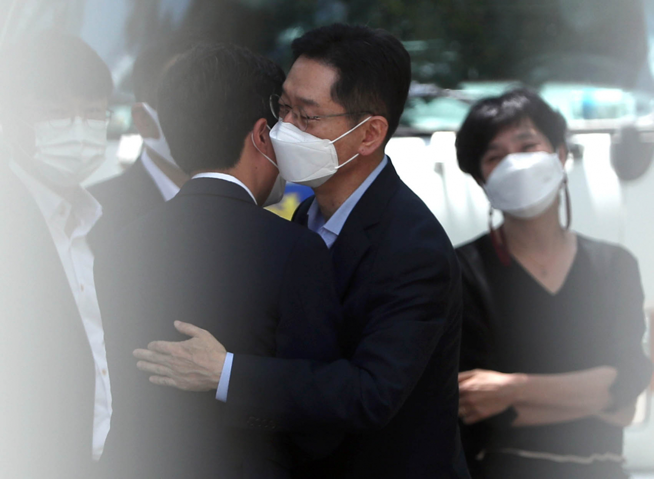 김경수 전 경남지사가 수감일인 지난 7월 26일 오후 경남 창원시 마산회원구 창원교도소에서 참모진과 인사를 나누고 있다. 오른쪽은 부인 김정순 씨. [연합]
