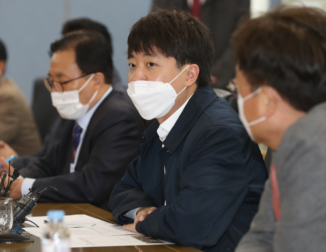이준석 국민의힘 대표가 10일 오전 국내 최대 요소수 제조업체인 롯데정밀화학 울산사업장을 방문해 회사 관계자들과 간담회를 하고 있다. [연합]
