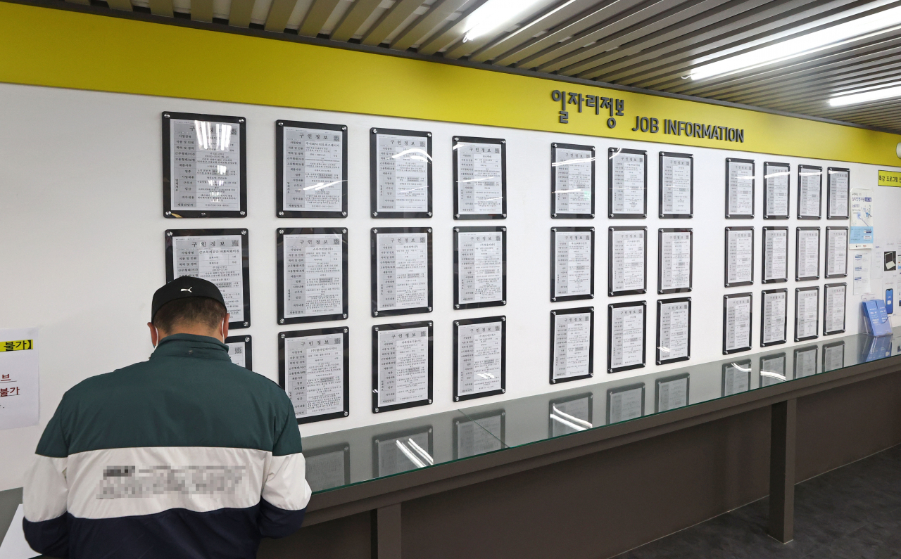 지난 10일 오전 서울 마포구 서울서부고용복지플러스센터 일자리 정보 게시판의 모습. 11일 통계청 국가통계포털(KOSIS)에 따르면 올해 8월 기준 ‘쉬었음’ 인구 240만4000명 가운데 ‘원하는 일거리가 없어서’ 일을 쉰 사람은 48만8000명(20.3%)으로 집계됐다. . [연합]