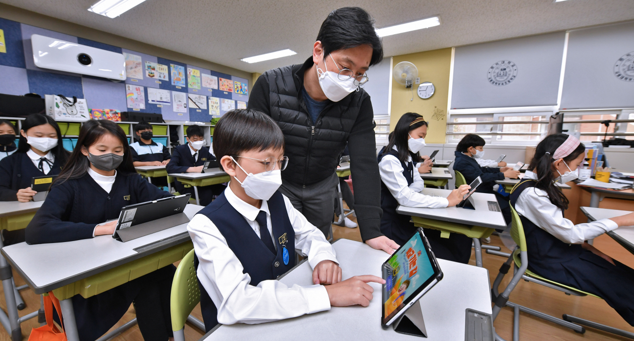 홍대부속초등학교 학생들이 현대모비스가 개발한 교통안전 교육용 애플리케이션 ‘학교 가는 길’을 체험하고 있다. [현대모비스 제공]