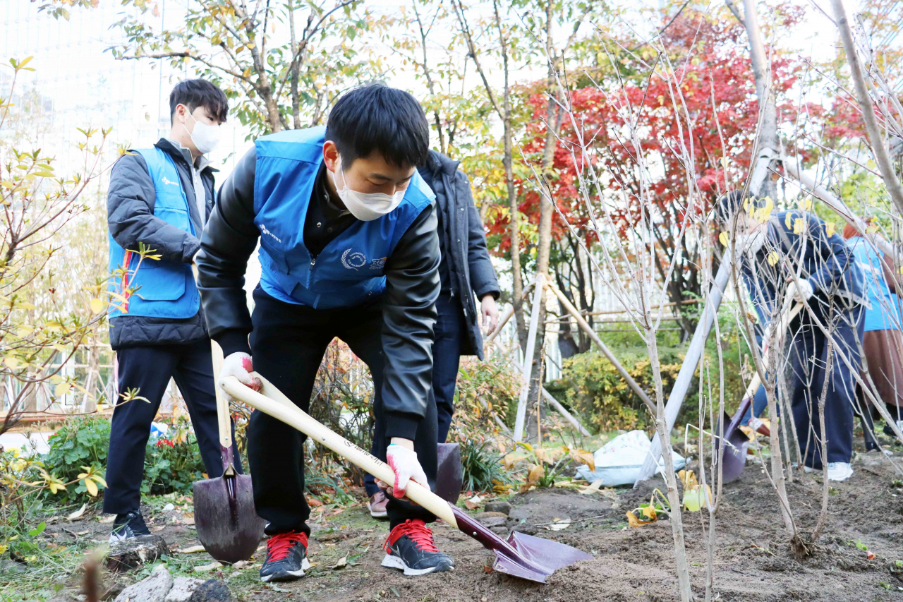 CJ대한통운 직원들이 서울시 중구 삼각동 한빛공원에서 나무를 심고 있다. [CJ대한통운 제공]