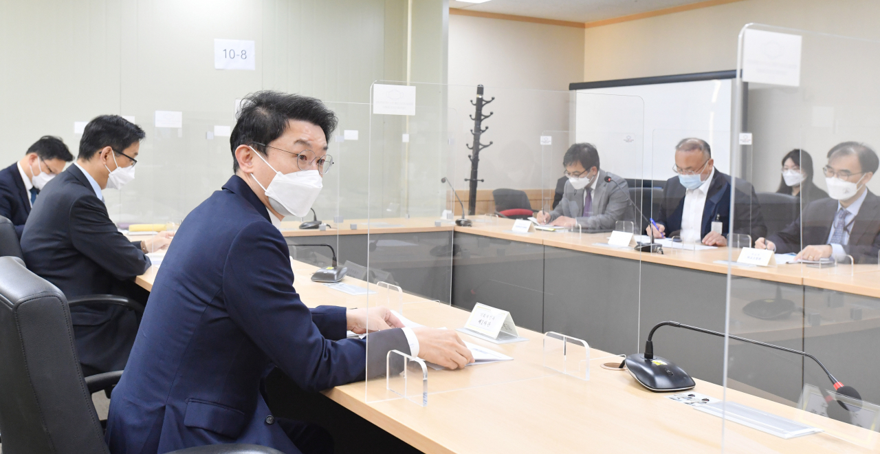 이억원 기획재정부 차관이 11일 서울 광화문 정부서울청사에서 열린 '요소수 범부처 합동 대응 일일상황점검회의'를 주재하고 있다. [연합]