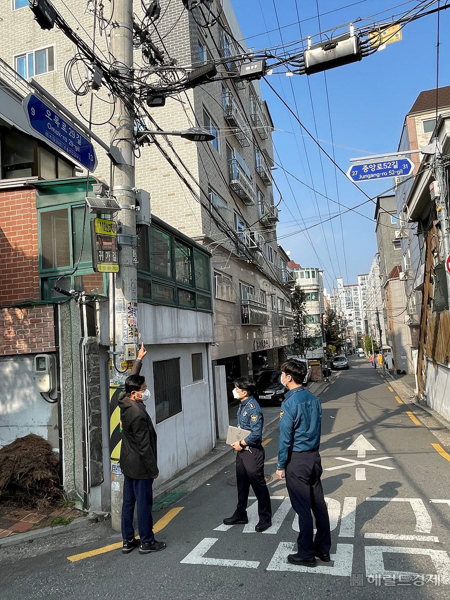 양천구 직원과 경찰이 안심스마트 보안등 설치 위치를 점검하고 있다. [양천구 제공]