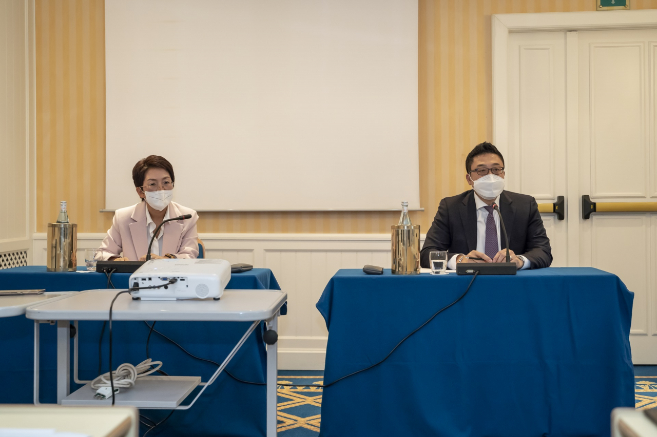 지난 9일부터 이탈리아 밀라노에서 열린 'CPhI Worldwide 2021(국제의약품전시회)' 에서 양은영 삼성바이오로직스 글로벌영업센터 상무(왼쪽)와 제임스 박 전무가 인터뷰를 하고 있다.