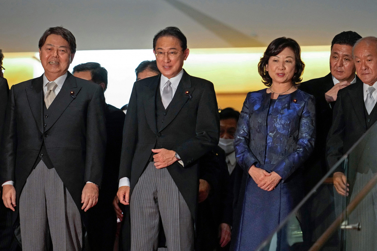 기시다 후미오(岸田文雄·왼쪽 두 번째) 일본 총리와 하야시 요시마사(林芳正·왼쪽 첫 번째) 외무상의 모습. [AFP]