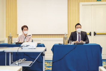 양은영(왼쪽) 삼성바이오로직스 글로벌영업센터 상무와 제임스 박 전무가 인터뷰를 하고있다.