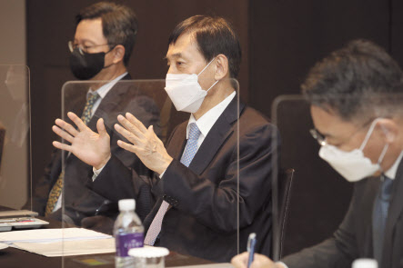 이주열(가운데) 한국은행 총재가 11일 서울 중구 플라자호텔에서 열린 경제동향간담회에서 국내외 경기 상황과 물가 흐름에 대해 발언하고 있다. [한은 제공]