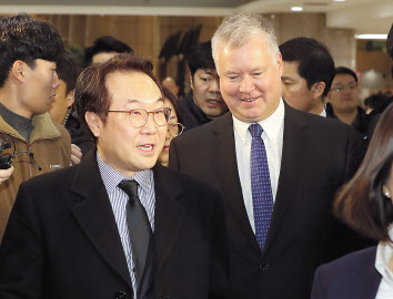 한미워킹그룹을 주도한 비건 당시 미 국무부 대북정책특별대표와 이도훈 전 외교부 한반도평화교섭본부장. [연합]