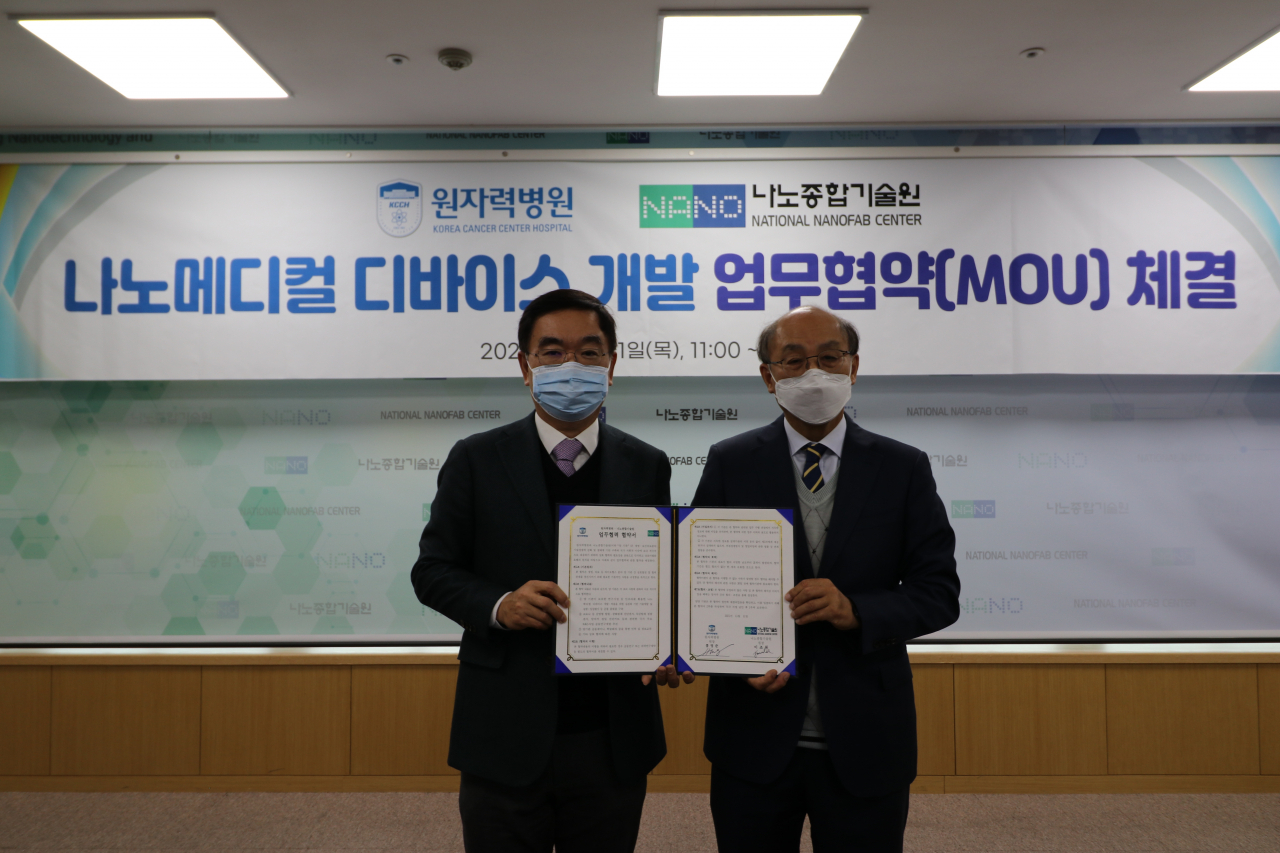 홍영준(왼쪽) 원자력병원장과 이조원 나노종합기술원장이 협약 체결 후 기념촬영을 하고 있다.[나노종합기술원 제공]