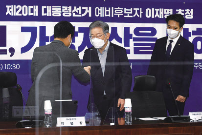 이재명 더불어민주당 대선 후보가 11일 국회에서 열린 ‘청년, 가상자산을 말하다’ 행사에 참석해 관계자와 인사하고 있다. [연합]