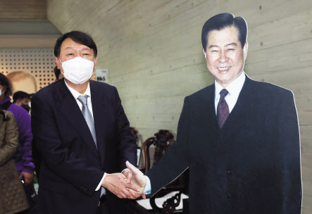 윤석열 국민의힘 대선 후보는 이날 오전 전남 목포시 김대중 노벨평화상기념관를 방문, 김 전 대통령의 1대1 크기 사진과 악수하는 모습을 연출했다. [연합]
