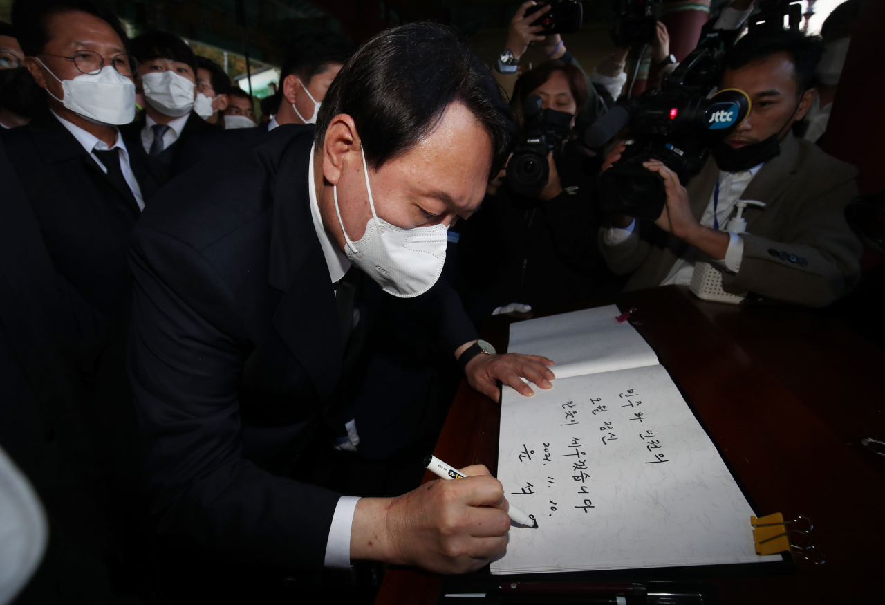 윤석열 국민의힘 대선후보가 지난 10일 광주 북구 국립 5·18 민주묘지를 방문, 방명록을 작성하고 있다. [공동취재]