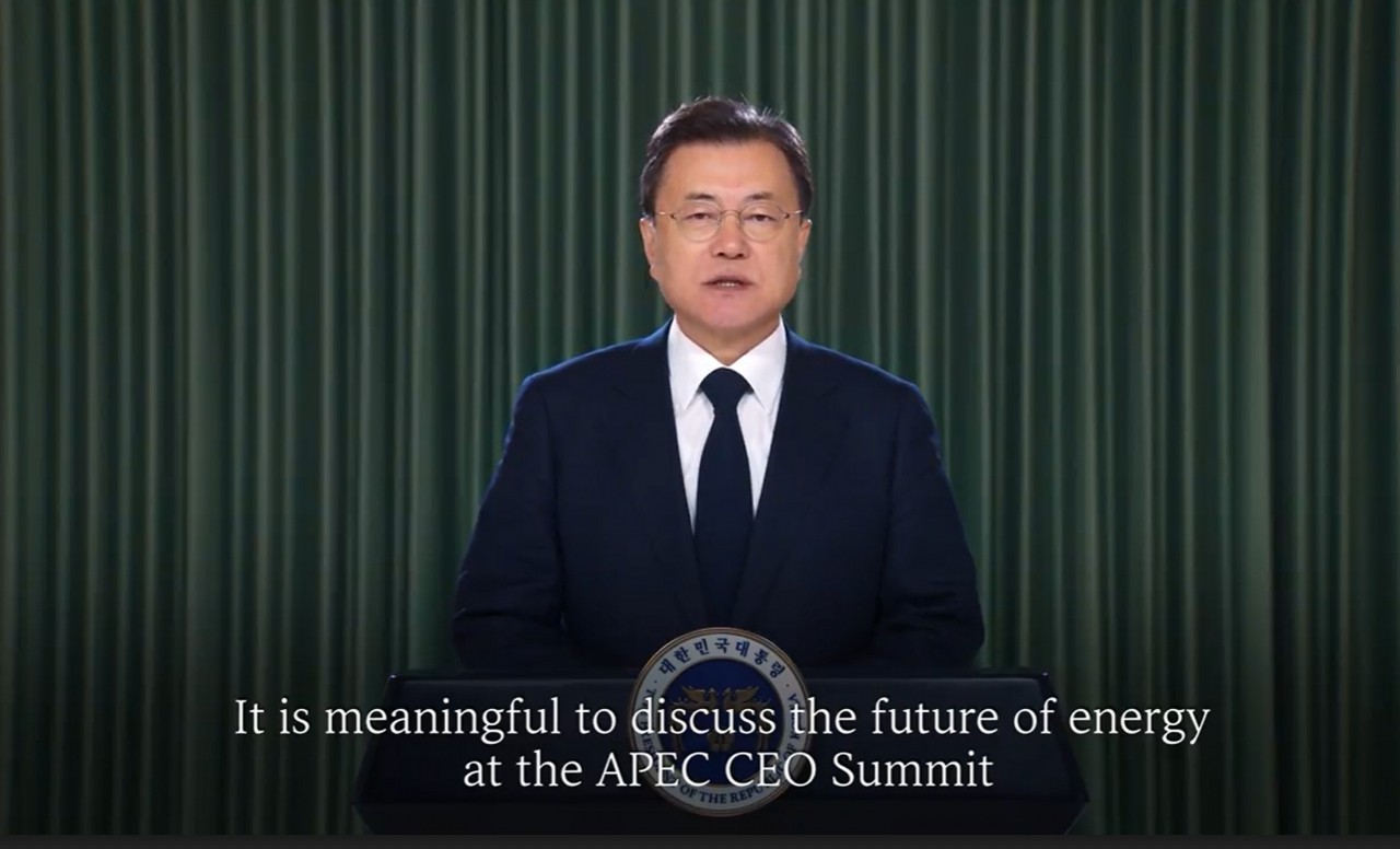 문재인 대통령이 11일 아시아태평양경제협력체 최고경영자 회의 2021(APEC CEO Summit 2021) '에너지 미래 세션'에서 영상 기조연설을 하고 있다. 연합뉴스