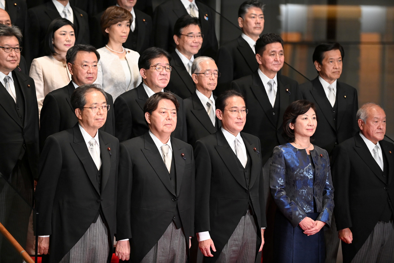 기시다 후미오 총리 중심의 새 일본 내각이 10일 도쿄에서 기념 촬영을 하고 있다. [로이터]