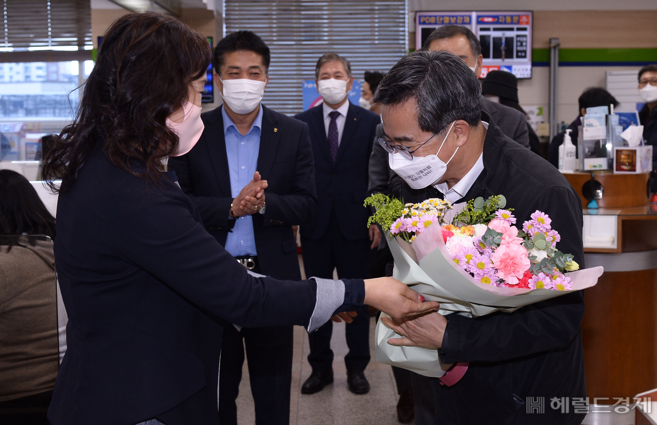 [헤럴드경제=이상섭 기자] 11일 대선 독자 출마를 선언하고 '새로운 물결' 창당에 나선 김동연 전 경제부총리가 전라남도 광양시 농업인동광양농협 방문해 꽃다발을 받고 있다.