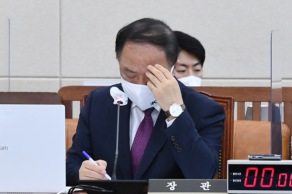 홍남기 경제부총리 겸 기획재정부 장관이 11일 서울 여의도 국회에서 열린 기획재정위원회 전체회의에서 생각에 잠겨 있다. 연합뉴스