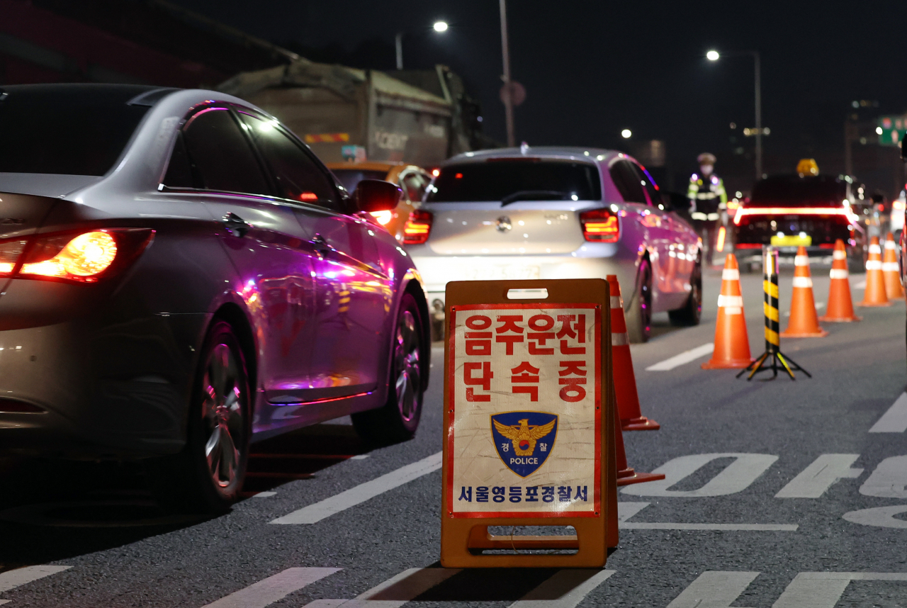 음주운전 경력이 있는 사람이 또 술을 마시고 운전을 시도할 경우에는 시동이 걸리지 않게 음주시건장치가 마련될 전망이다. 사진은 '위드 코로나' 시작 이후 지난 6일 영등포 음주운전 단속 모습. [연합]