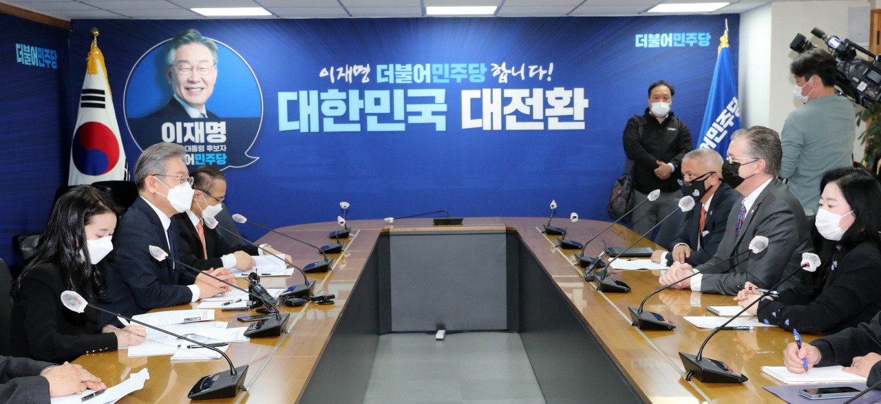 더불어민주당 이재명 대선후보가 11일 서울 여의도 민주당사를 방문한 대니얼 크리튼브링크 미국 국무부 동아시아·태평양 담당 차관보를 면담하고 있다. 연합뉴스