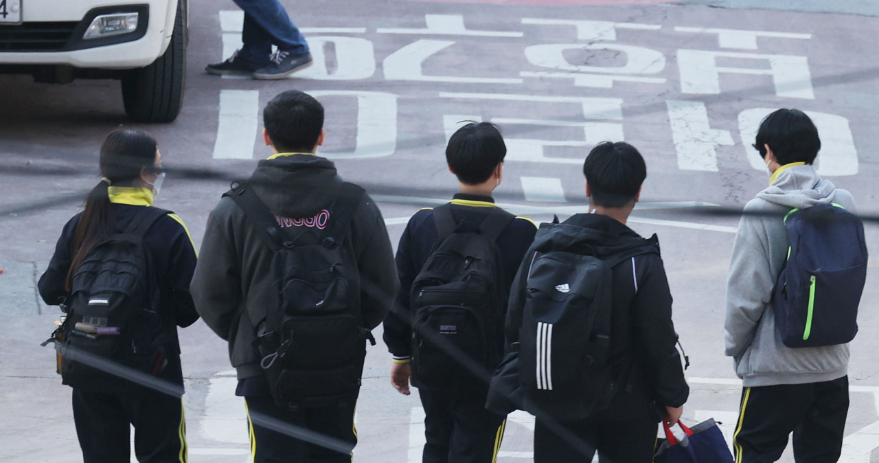 수도권을 포함한 전국의 유치원·초등·중·고등학교 학생들이 오는 22일부터 전면 등교한다. 지난달 29일 오후 서울시내의 한 중학교 학생들이 하교하고 있다. [연합]