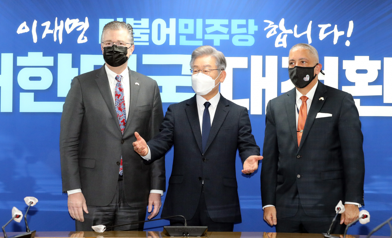 더불어민주당 이재명 대선후보(가운데)가 11일 서울 여의도 민주당사를 방문한 대니얼 크리튼브링크 미국 국무부 동아시아·태평양 담당 차관보(왼쪽), 크리스토퍼 델 코소 주한미국 대사 대리와 기념촬영을 하고 있다. [연합]