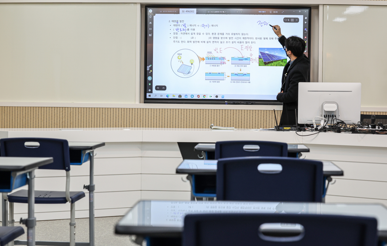 ‘2022 대학수학능력시험’을 일주일 앞두고 전국 모든 고등학교에서 신종 코로나바이러스 감염증(코로나19) 감염 방지를 위한 원격수업이 전면 실시된 11일 오전 서울 송파구 잠실고등학교에서 1학년 공통과학 물리 부분 수업이 화상으로 진행되고 있다. [연합]