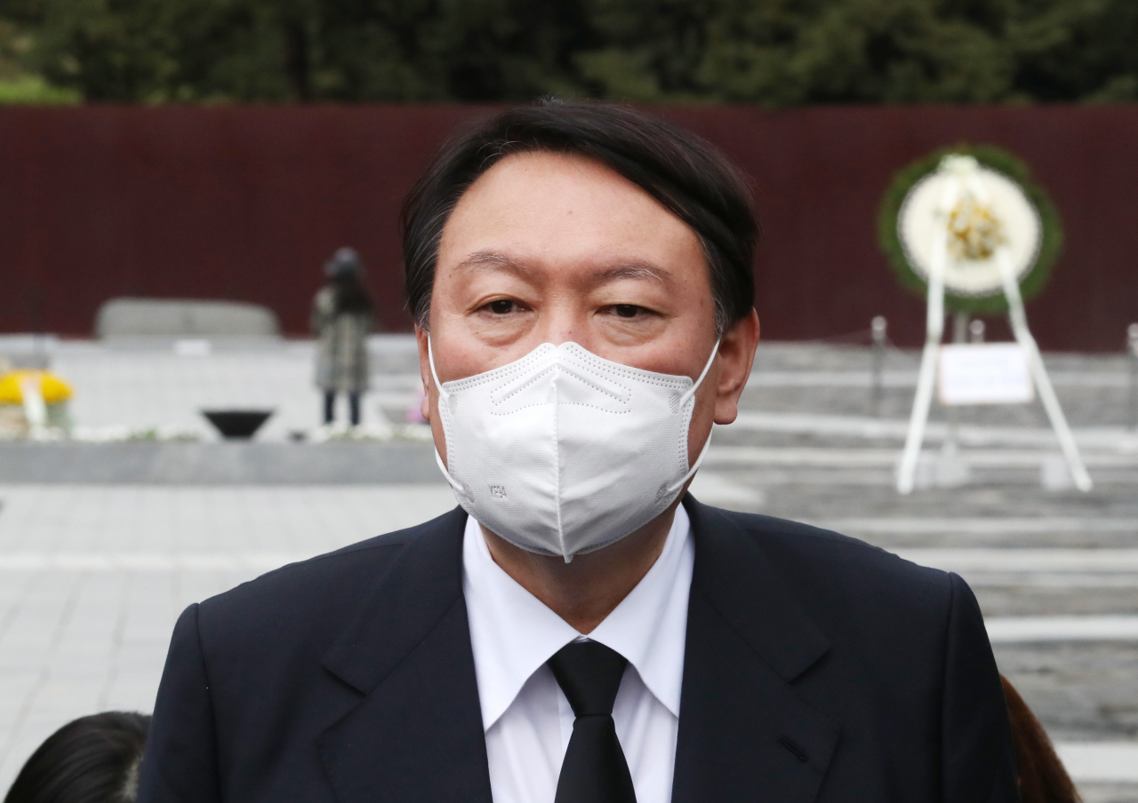 윤석열 국민의힘 대선 후보가 11일 오후 경남 김해시 진영읍 봉하마을 노무현 전 대통령 묘역을 참배한 뒤 취재진의 질문을 받고 있다. [연합]