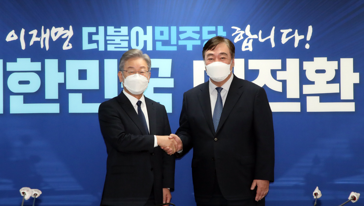 이재명 더불어민주당 대선 후보(왼쪽)가 11일 오후 서울 여의도 당사에서 싱하이밍 주한중국대사와 만나 악수하고 있다. [연합]