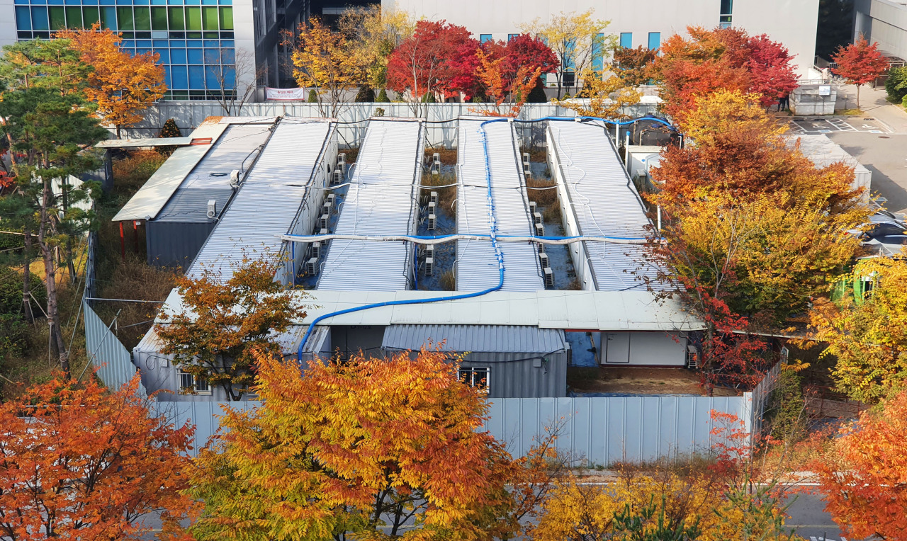 This photo taken Nov. 5 shows portable COVID-19 wards are set up outside a public hospital in Seoul. (Yonhap)