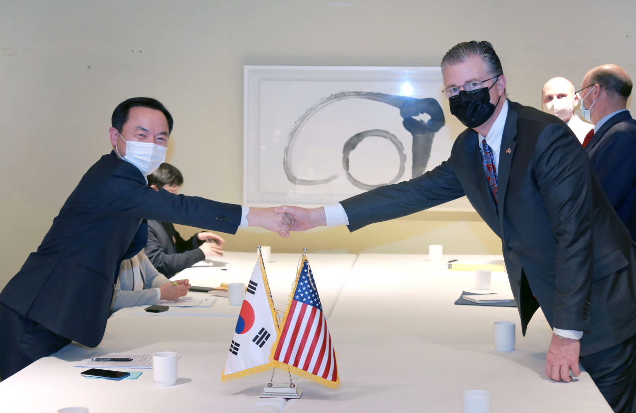 정대진 산업통상자원부 통상차관보(왼쪽)와 대니얼 크리튼브링크 미국 국무부 동아시아태평양 차관보가 11일 오후 서울 광화문 인근에서 반도체, 전기차 배터리 등 한미 공급망 협력방안을 논의하기 전 기념촬영을 하고 있다. [연합]