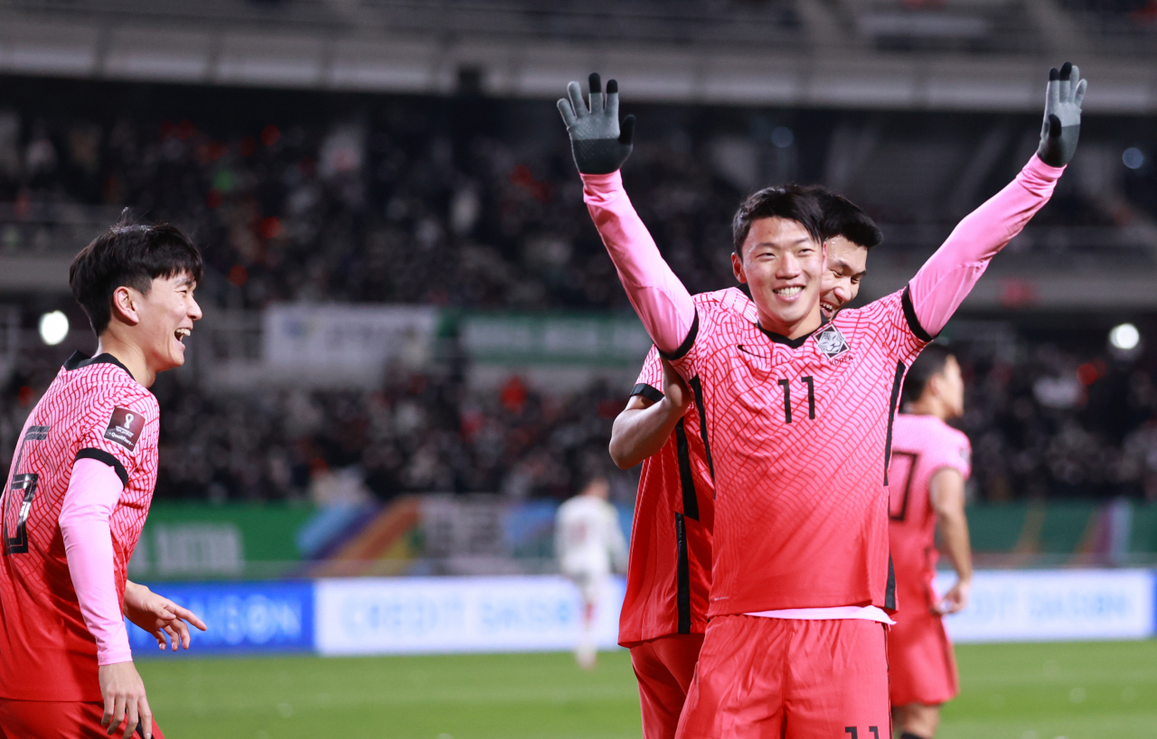 황희찬이 패널티킥 선제골을 넣은 뒤 기뻐하고 있다. 왼쪽은 페널키틱을 얻어낸 황인범. 연합뉴스