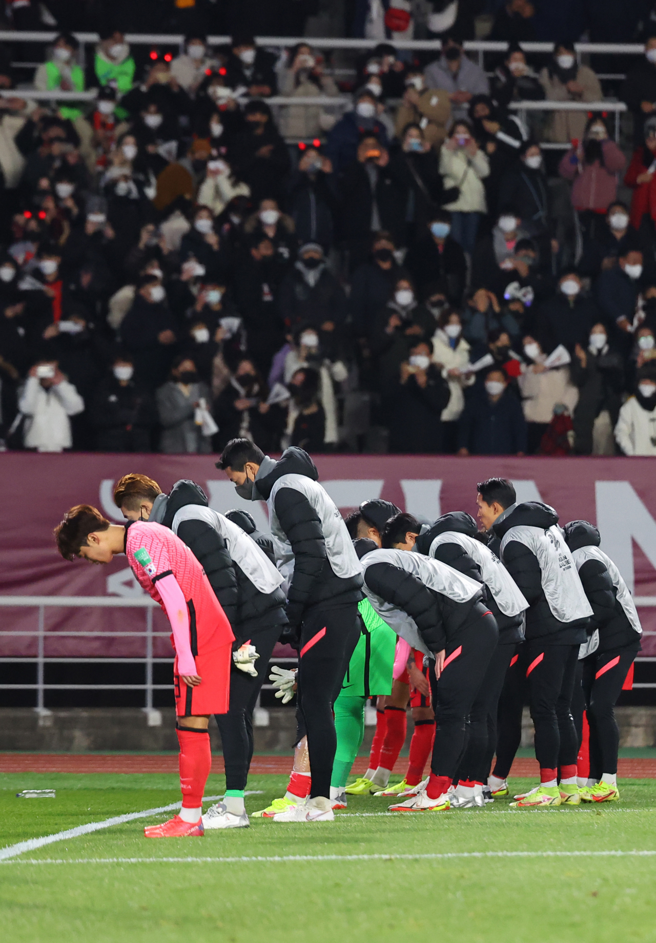 한국대표팀 선수들이 경기 후 관중에게 인사하고 있다. 연합뉴스