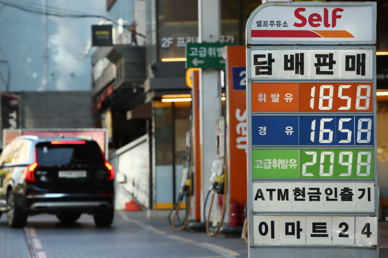 정부 당국은 휘발유에 부과되는 유류세를 12일부터 약 6개월간 한시적으로 20% 인하한다고 밝혔다. 정부의 이번 방침에 따라 휘발유의 경우 리터(ℓ)당 820원에서 656원, 경유는 582원에서 466원, LPG 부탄은 204원에서 164원으로 가격이 조정된다. 사진은 유류세 인하를 하루 앞둔 주유소 모습. [연합]