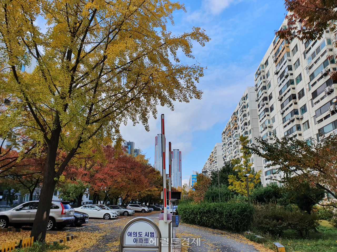 시범아파트 단지 사이로 멀리 여의도 파크원빌딩이 보인다. [헤럴드경제DB]