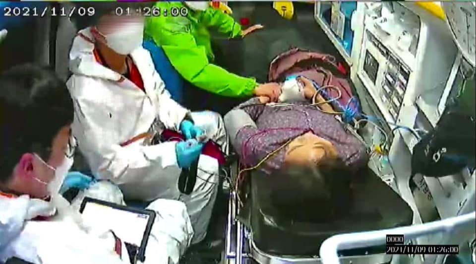이해식 더불어민주당 선거대책위원회 배우자실장이 12일 새벽 자신의 페이스북에 공개한 사진. 이재명 더불어민주당 대선후보가 누워있는 김혜경씨의 손을 잡고 있다. [이해식 페이스북]