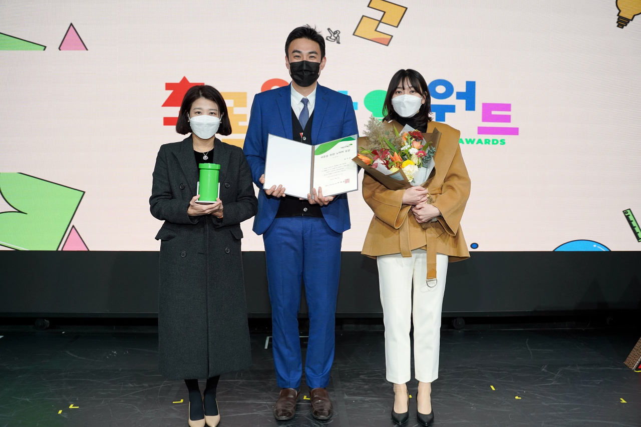 11일 서울 서교동 구름아래소극장에서 열린 '초록우산 어워드'에서 풀무원이 아동권리 증진에 기여한 최고의 기업상인 '아동을 위한 노력이 일상' 상을 수상, 풀무원재단 관계자들이 기념 촬영을 하고 있다.
