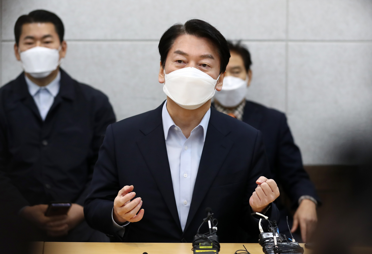 국민의당 안철수 대선후보가 11일 오전 대전시 유성구 어은동 카이스트를 방문해 원자력 및 양자공학과 관계자와 대화하고 있다. 연합뉴스