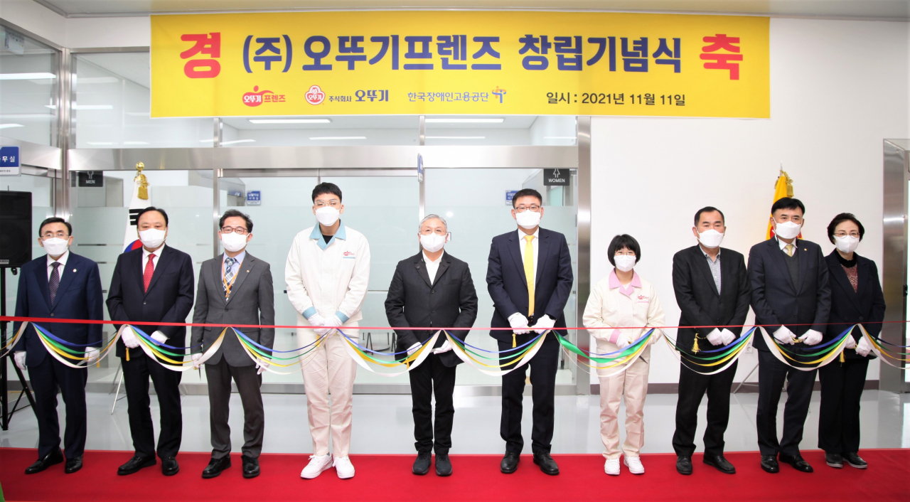 11일 오뚜기 안양공장에서 열린 오뚜기프렌즈 창립기념식에서 함영준(왼쪽에서 다섯번째) 오뚜기 회장, 한국장애인고용공단 차정훈(왼쪽에서 세번재) 고용촉진이사 등이 기념촬영을 하고 있다. [오뚜기 제공]